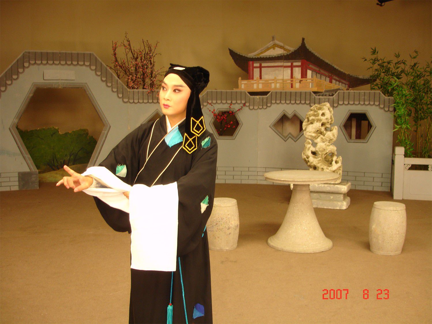 方卿家貧投親來到襄陽，孰料在壽堂被嫌貧愛富的姑母羞辱，負氣離去，表姐陳翠娥趕到花園苦留不住，暗將價值連城...