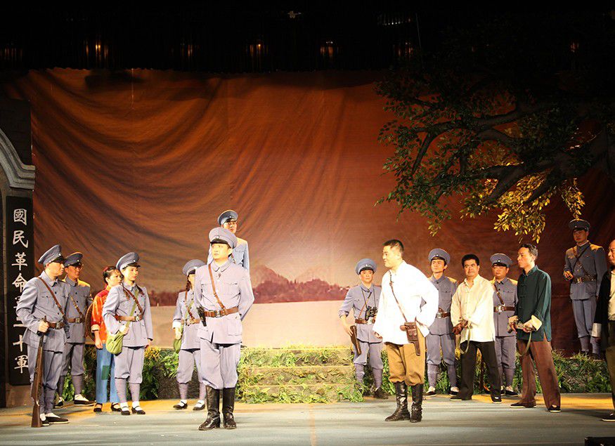 南湖的燈光，昭示著中國革命新的啟航。在漫長的革命征途中，共產黨人決定武裝反抗，以革命的武裝力量去推翻反革...